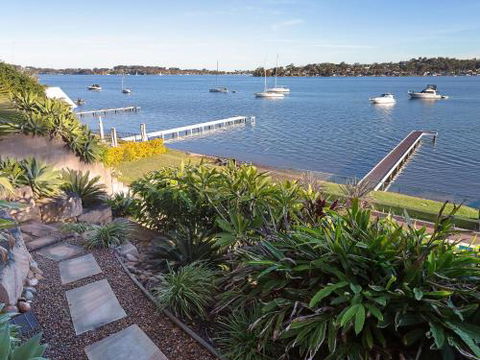 Absolute Waterfront Lakehouse Fishing Point Waterfront Pool Jetty - Tourism Hervey Bay 6