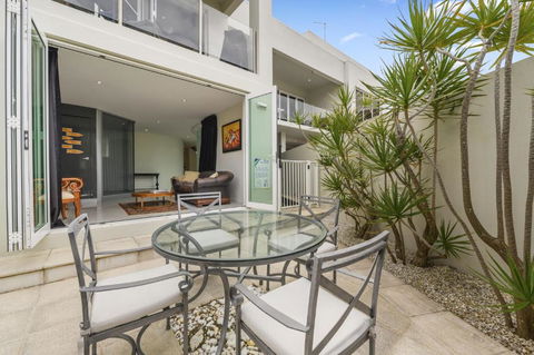 Beachfront By The CC Family Friendly Plunge Pool Steps To The Beach - Hervey Bay Accommodation 3