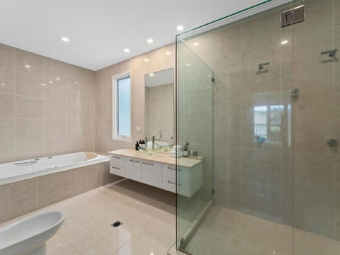 Beachfront By The CC Family Friendly Plunge Pool Steps To The Beach - Hervey Bay Accommodation 6