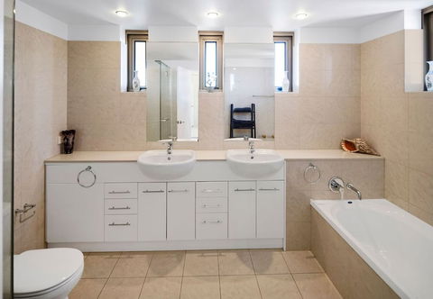 Luxury 3BR Apt With Incredible Views - Hervey Bay Accommodation 3