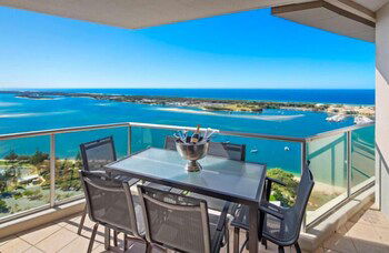 Luxury 3BR Apt With Incredible Views - Hervey Bay Accommodation 5