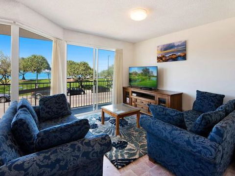 Kings Beach Ocean Front Views Private Balcony Overlooking Kings Beach - Hervey Bay Accommodation 3