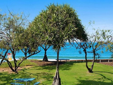 Kings Beach Ocean Front Views Private Balcony Overlooking Kings Beach - Hervey Bay Accommodation 4