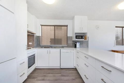 Kings Beach Ocean Front Views Private Balcony Overlooking Kings Beach - Hervey Bay Accommodation 2