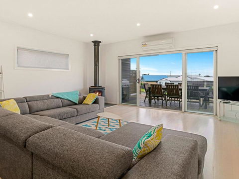 Swan Bay Views - Hervey Bay Accommodation 2
