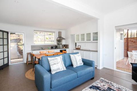 Home On The Water 21 Evans St. Lake Conjola - Tourism Hervey Bay 4