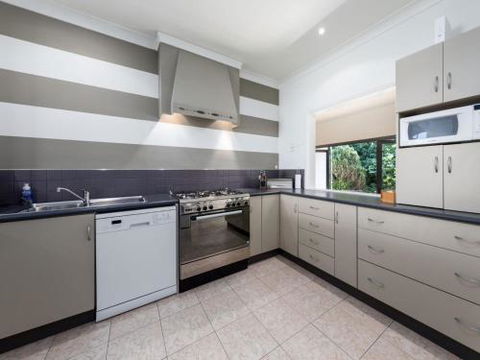 THE BEACH HOUSE Gerroa 4pm Check Out Sundays - Hervey Bay Accommodation 5