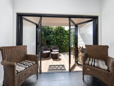 THE BEACH HOUSE Gerroa 4pm Check Out Sundays - Hervey Bay Accommodation 3