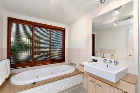 Beachside Mantra 821 Palm Cove - Hervey Bay Accommodation 1