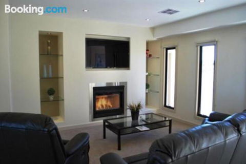 Eagles Nest - Tourism Hervey Bay 0