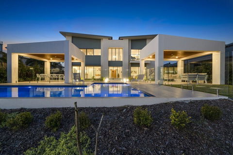 Luxury Canal Front Holiday House Raptor Pde Banksia Beach - Hervey Bay Accommodation 0