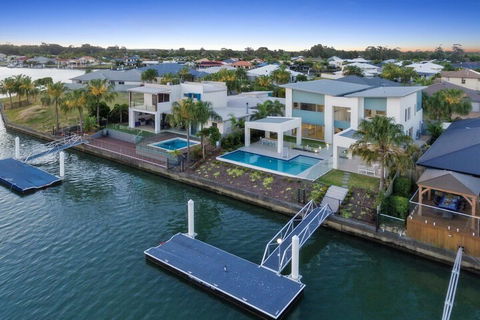 Luxury Canal Front Holiday House Raptor Pde Banksia Beach - Hervey Bay Accommodation 1