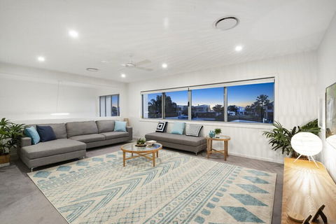 Luxury Canal Front Holiday House Raptor Pde Banksia Beach - Hervey Bay Accommodation 6