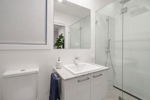 Luxury Canal Front Holiday House Raptor Pde Banksia Beach - Hervey Bay Accommodation 5