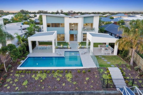 Luxury Canal Front Holiday House Raptor Pde Banksia Beach - Hervey Bay Accommodation 2
