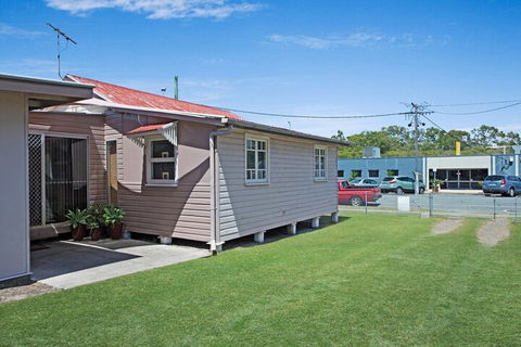 Close To Water Restaurants & Clubs Toorbul St. Bongaree - Hervey Bay Accommodation 1