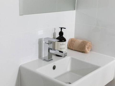 WHITE WAVES 4 ABSOLUTE BEACH FRONT STUDIO HASTINGS POINT - Hervey Bay Accommodation 2