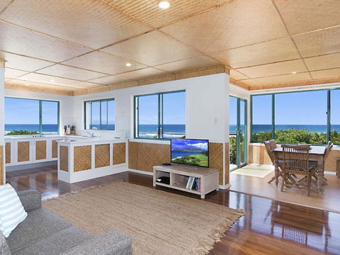 WHITE WAVES 6 OCEAN VIEWS FROM BEACHFRONT BALCONY - Hervey Bay Accommodation 2