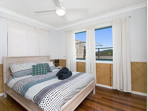 WHITE WAVES 6 OCEAN VIEWS FROM BEACHFRONT BALCONY - Hervey Bay Accommodation 3