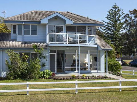 AMETHYST Gerringong 4pm Check Out Sundays - Tourism Hervey Bay 0