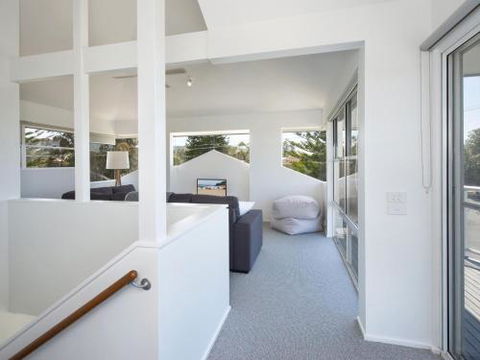 AMETHYST Gerringong 4pm Check Out Sundays - Tourism Hervey Bay 1