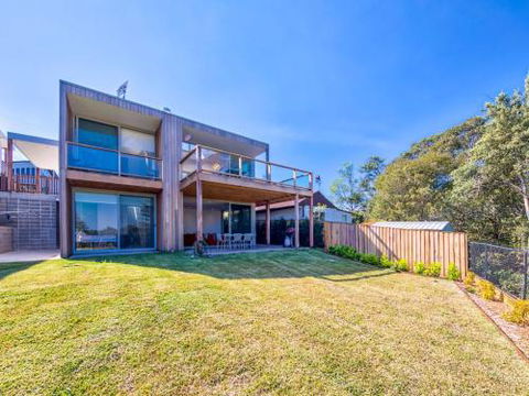 FAIRYTALE Gerroa 4pm Check Out Sundays - Tourism Hervey Bay 1