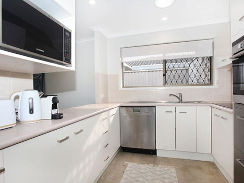 April 19 4 Bedroom Home On Canal With Pool Pontoon Aircon & WiFi! - Hervey Bay Accommodation 6