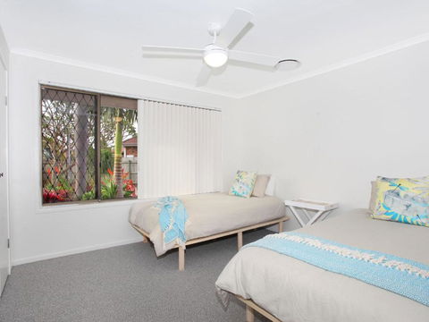 April 19 4 Bedroom Home On Canal With Pool Pontoon Aircon & WiFi! - Hervey Bay Accommodation 2