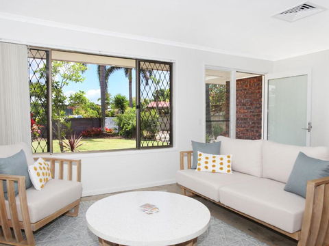 April 19 4 Bedroom Home On Canal With Pool Pontoon Aircon & WiFi! - Hervey Bay Accommodation 4