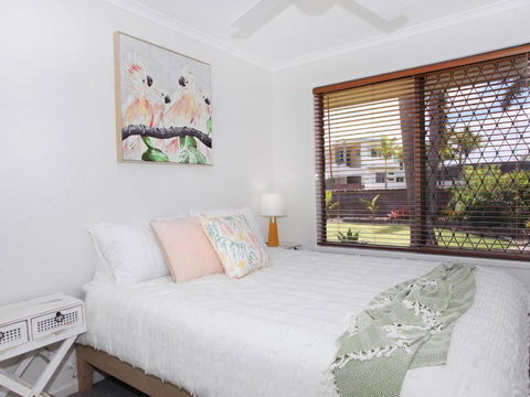 April 19 4 Bedroom Home On Canal With Pool Pontoon Aircon & WiFi! - Hervey Bay Accommodation 5