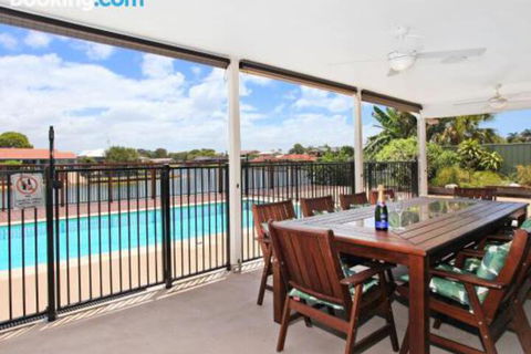 Schirrmann 56 Four Bedroom Home On Canal With Pool Pontoon Aircon & WiFi! - Tourism Hervey Bay 1