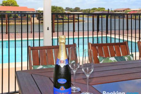 Schirrmann 56 Four Bedroom Home On Canal With Pool Pontoon Aircon & WiFi! - Tourism Hervey Bay 5