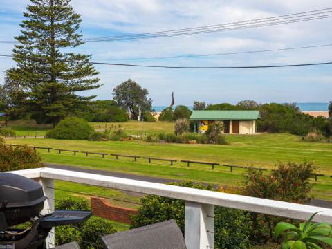 Arklow I Pet Friendly With Ocean Views - Hervey Bay Accommodation 3
