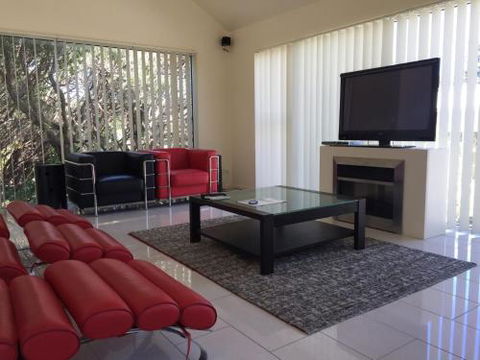 The White House Sandy Point - Hervey Bay Accommodation 3