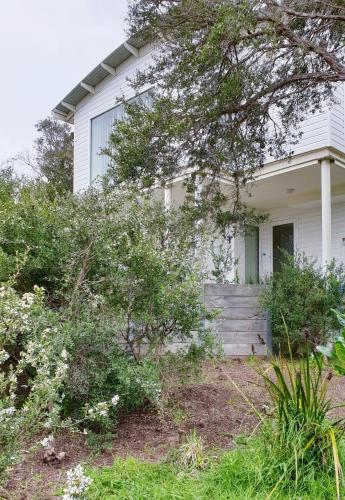 The White House Sandy Point - Hervey Bay Accommodation 0