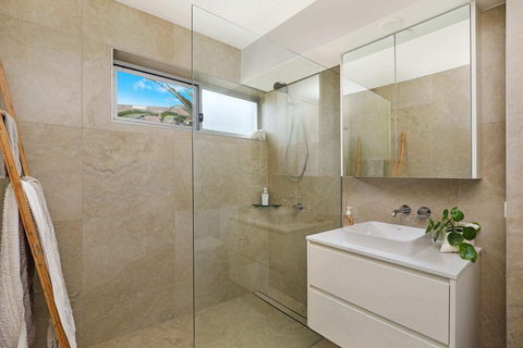 SPECTACULAR OCEAN FRONT Sounion6 - Tourism Hervey Bay 4