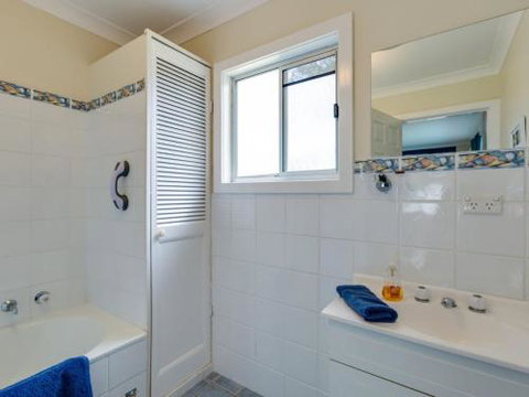 WIRANI On The WATER Sanctuary Point 4pm Check Out Sundays - Hervey Bay Accommodation 6