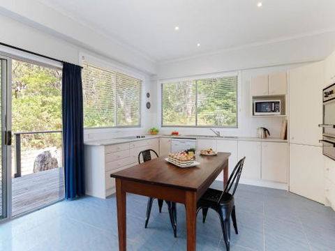 Views Of Shoal Bay 75 Ronald Ave Views & Air Con - Hervey Bay Accommodation 6
