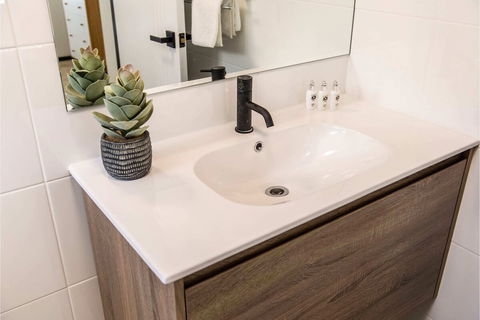 Contemporary 1BR Apartment - Near The City - Hervey Bay Accommodation 6