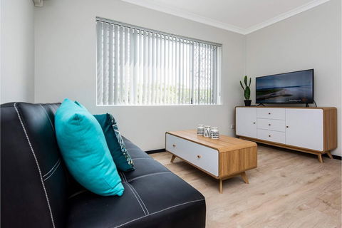 Contemporary 1BR Apartment - Near The City - Hervey Bay Accommodation 1