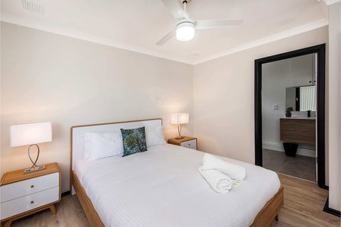 Contemporary 1BR Apartment - Near The City - Hervey Bay Accommodation 5