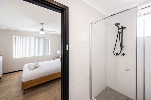 Contemporary 1BR Apartment - Near The City - Hervey Bay Accommodation 2