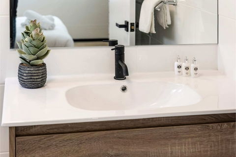 Contemporary 1BR Apartment - Near The City - Hervey Bay Accommodation 0