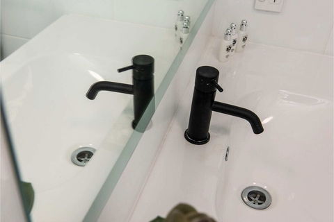 Modern 1 Bedroom Apartment Near The River And The City - Hervey Bay Accommodation 4