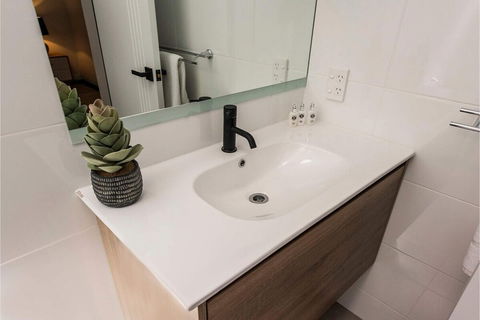 Modern 1 Bedroom Apartment Near The River And The City - Hervey Bay Accommodation 3