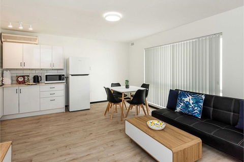 Modern 1 Bedroom Apartment Near The River And The City - Hervey Bay Accommodation 5