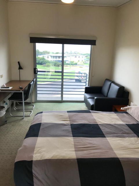 Black Rock Inn - Hervey Bay Accommodation 1