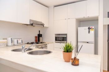 Melbourne City Apartment With Parking - Tourism Hervey Bay 4