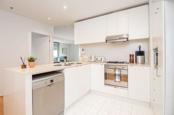 Melbourne City Apartment With Parking - Tourism Hervey Bay 3