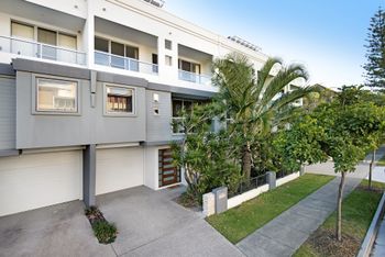 Broabdeach Sleek & Stylish Living - Hervey Bay Accommodation 5